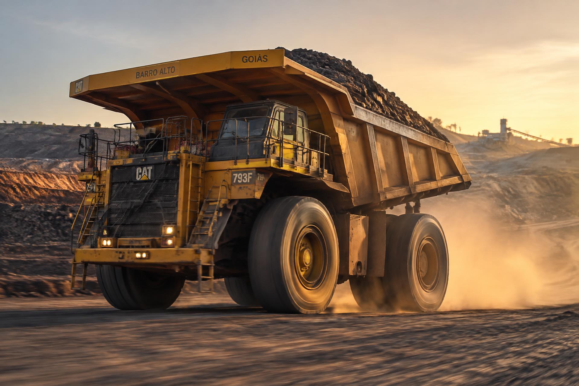 Caminhão de mineração transportando material em operação